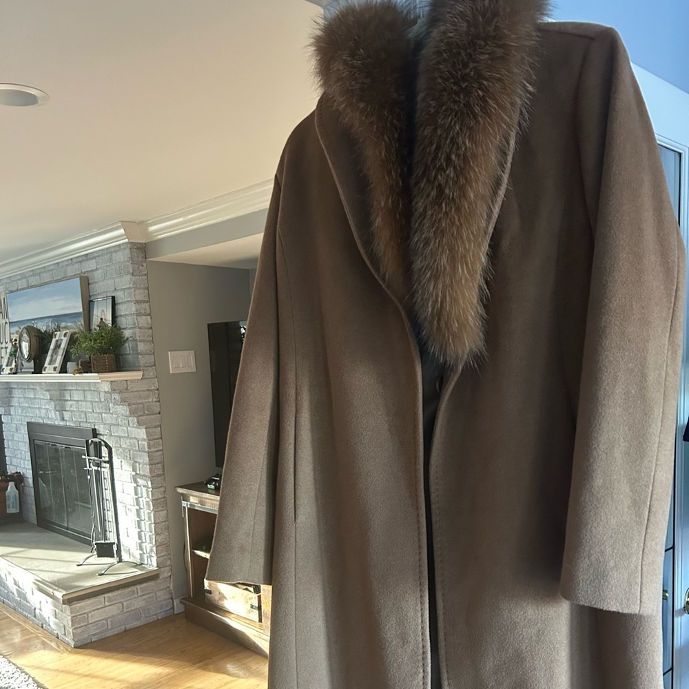 Stunning Ellen Tracy Fur jacket! Worn once. Beautiful brown color